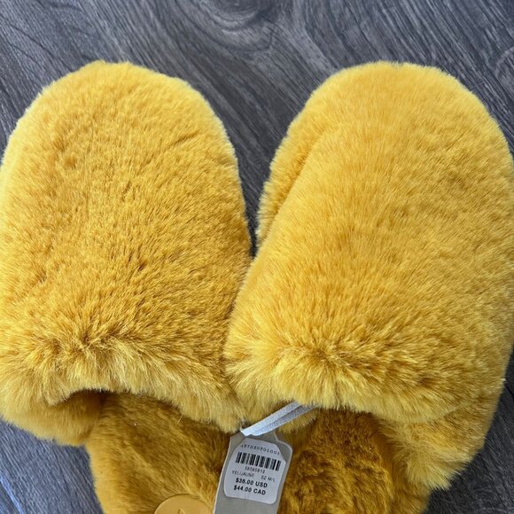 NWT Anthropologie Mustard Couldn’t Be Cozier Women’s Faux Fur Slippers Size M/L - Picture 2 of 4